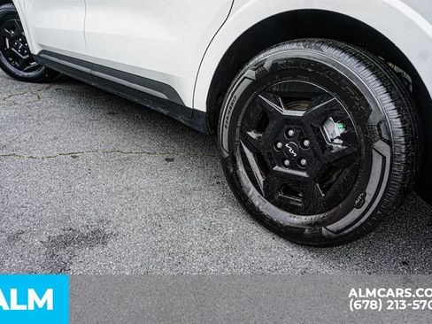Used 2025 Kia Carnival FWD image 15