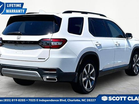 Certified 2024 Honda Pilot Touring image 3