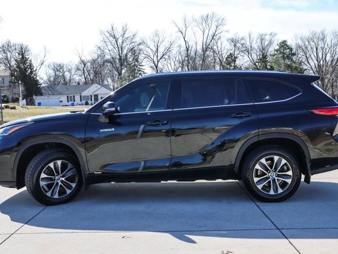 Used 2021 Toyota Highlander XLE image 4