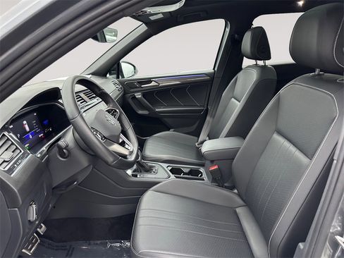 Used 2023 Volkswagen Tiguan SE R-Line image 9