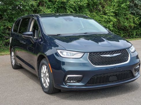 Used 2023 Chrysler Pacifica Touring-L FWD image 6