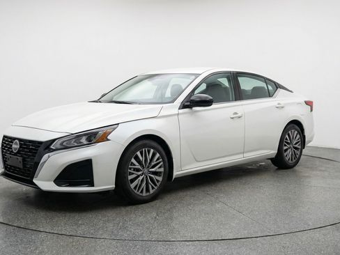 Used 2025 Nissan Altima 2.5 SV FWD image 3