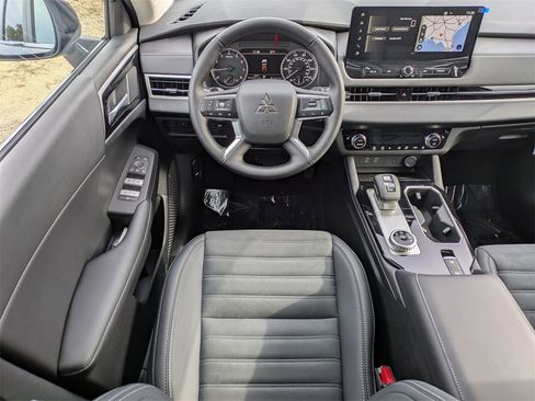 New 2026 Mitsubishi Outlander SE image 17