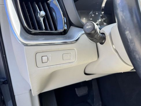 Used 2018 Volvo XC60 T5 Momentum w/ Vision Package image 7