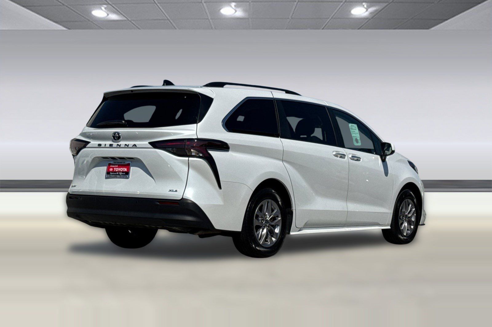 Used 2026 Toyota Sienna XLE FWD image 9