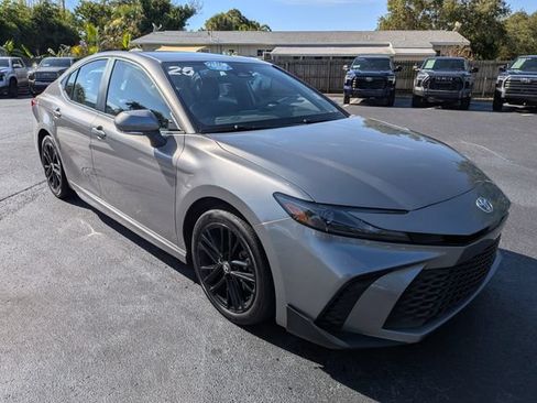 Used 2025 Toyota Camry SE AWD/4WD image 4