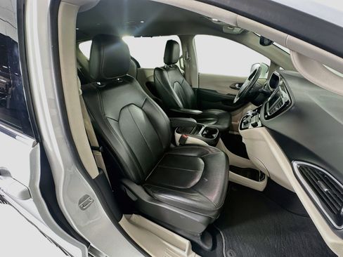 Used 2019 Chrysler Pacifica Touring-L FWD image 32