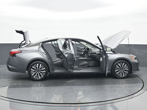 Used 2024 Nissan Altima 2.5 SV FWD image 26