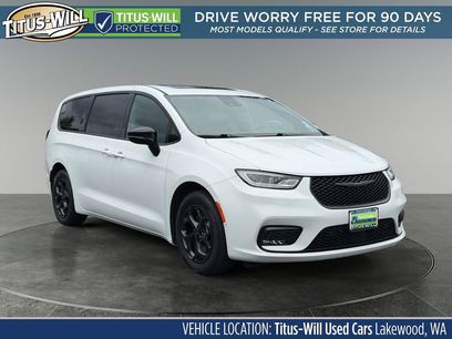 Used 2023 Chrysler Pacifica Limited w/ Uconnect Theater Family Group