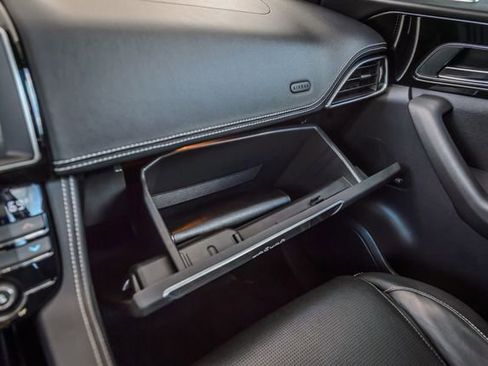 Used 2018 Jaguar F-PACE R-Sport image 35