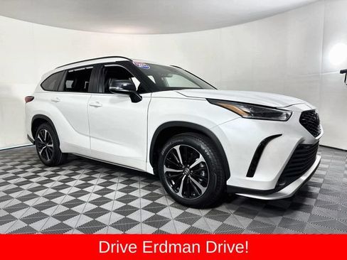 Used 2022 Toyota Highlander XSE FWD image 1