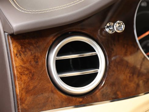 Used 2018 Bentley Bentayga AWD/4WD image 22