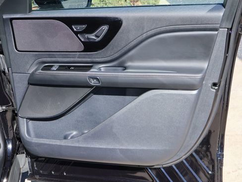 Used 2025 Lincoln Aviator AWD image 12