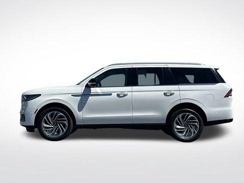 Used 2025 Lincoln Navigator Reserve AWD/4WD image 6