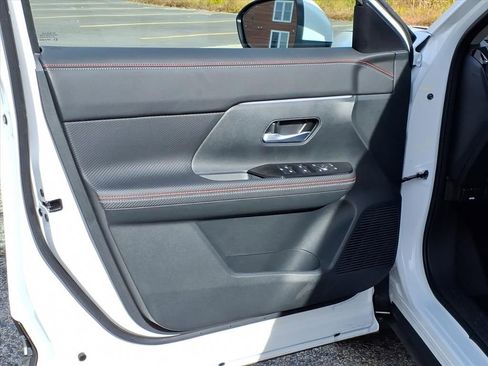 New 2025 Nissan Kicks SR image 8