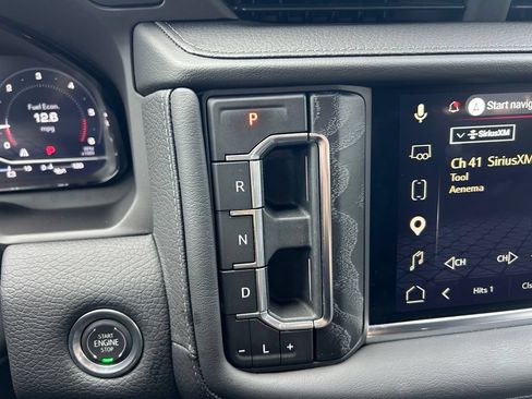 Used 2024 GMC Yukon Denali RWD image 32