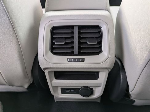 Used 2022 Volkswagen Tiguan SE R-Line image 32