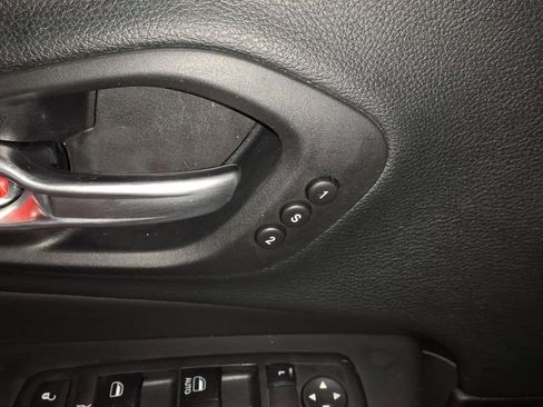 Used 2017 Jeep Cherokee Limited w/ Luxury Group image 9