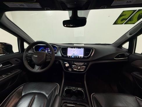 Used 2025 Chrysler Pacifica Limited FWD image 17