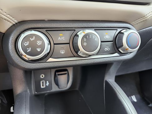 Used 2020 Nissan Versa SV image 37