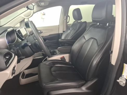 Used 2023 Chrysler Pacifica Touring-L FWD image 15