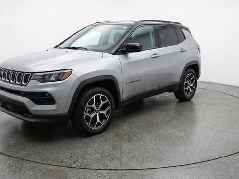 Used 2025 Jeep Compass Limited AWD/4WD image 3