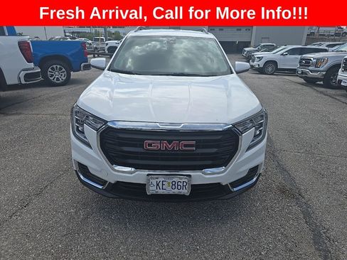 Used 2024 GMC Terrain SLE w/ Driver Convenience Package image 2