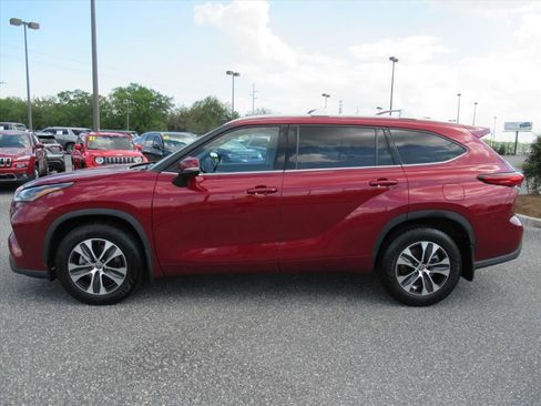 Used 2022 Toyota Highlander XLE AWD/4WD image 4