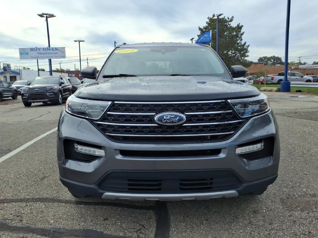 Certified 2021 Ford Explorer XLT w/ Equipment Group 202A AWD/4WD image 3