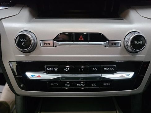 Used 2023 Ford Explorer XLT w/ Equipment Group 202A AWD/4WD image 17