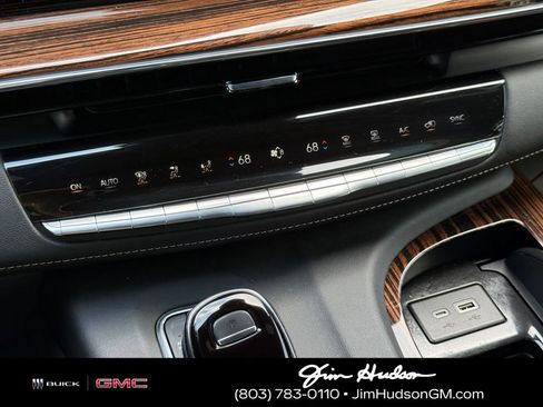 Used 2024 Cadillac Escalade Premium Luxury RWD image 33