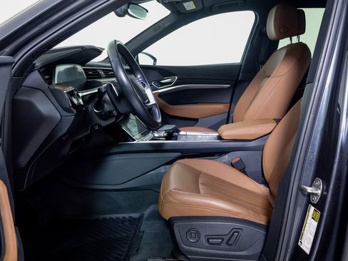 Used 2022 Audi e-tron Premium Plus image 5