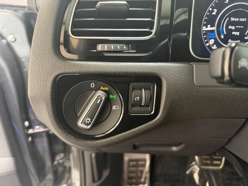 Used 2018 Volkswagen Golf R 4-Door AWD/4WD image 17