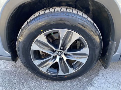 Used 2021 Toyota Highlander XLE image 16