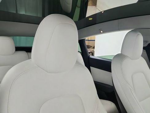 Used 2021 Tesla Model Y Long Range image 21