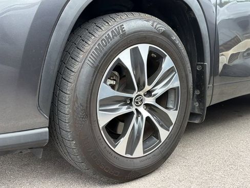 Used 2023 Toyota Highlander XLE image 9