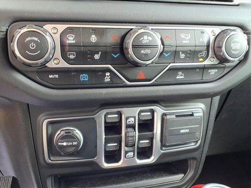 Used 2025 Jeep Wrangler Sahara image 20