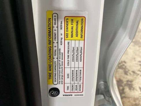 Used 2025 Volvo XC40 B5 Plus image 88