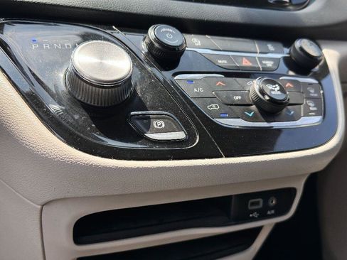 Used 2020 Chrysler Voyager L image 22