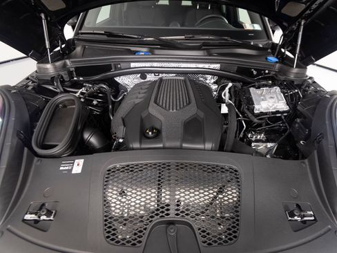 Certified 2026 Porsche Macan AWD/4WD image 38