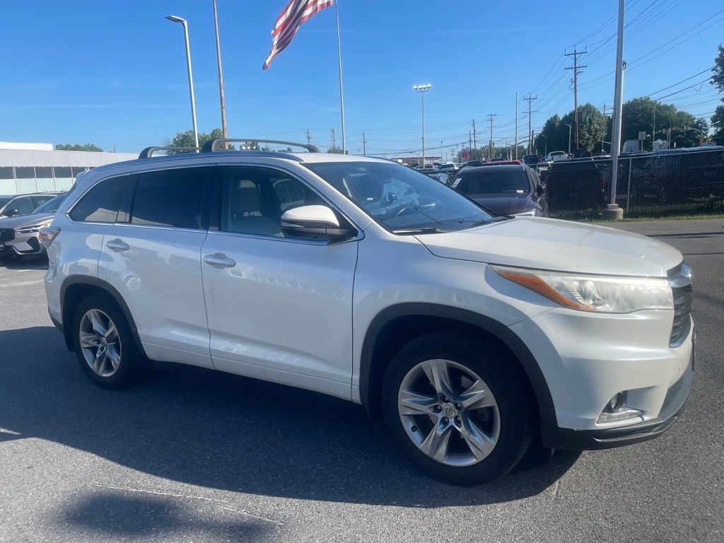 Used 2015 Toyota Highlander Limited w/ Driver Technology Package AWD/4WD image 2