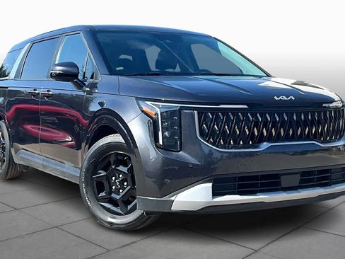 Used 2025 Kia Carnival image 3