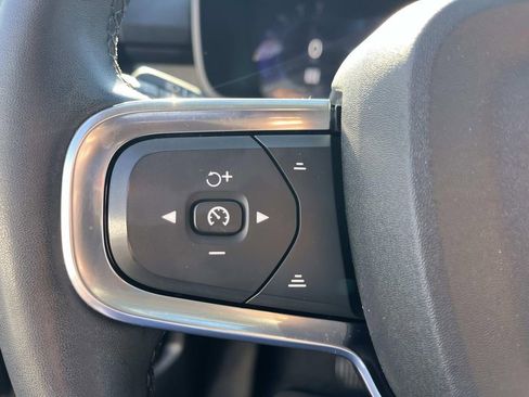 Used 2023 Volvo XC40 B4 Ultimate image 17