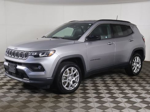 Used 2023 Jeep Compass Latitude AWD/4WD image 5