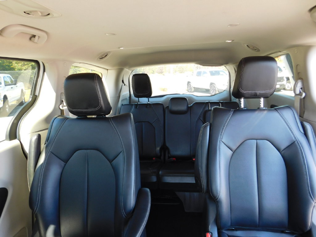 Used 2024 Chrysler Pacifica Limited FWD image 13