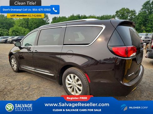 Used 2018 Chrysler Pacifica Touring-L FWD image 3