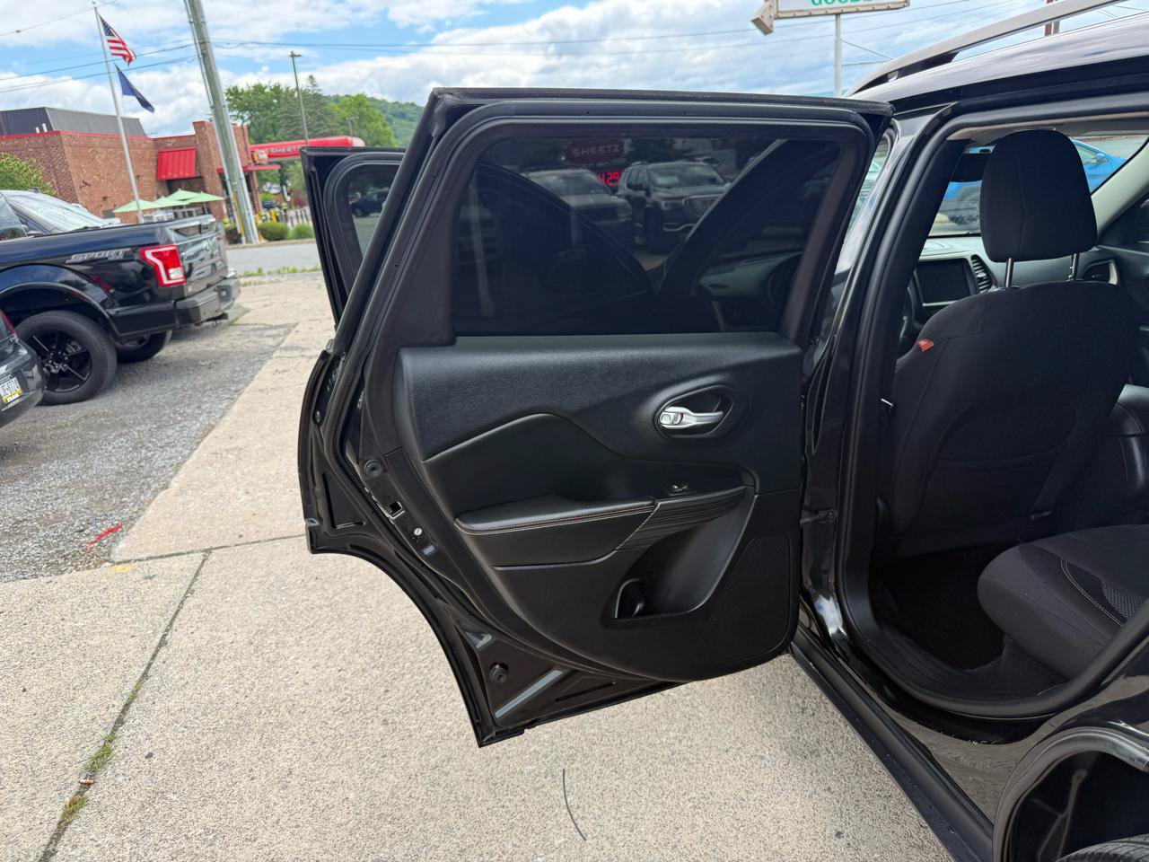 Used 2016 Jeep Cherokee 75th Anniversary AWD/4WD image 30