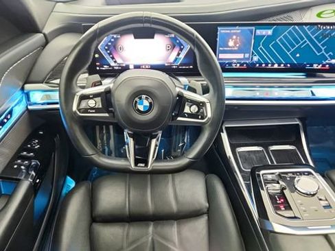 Used 2024 BMW 740i xDrive w/ Premium Package image 39