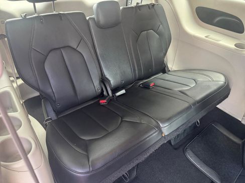 Used 2017 Chrysler Pacifica Touring-L FWD image 16