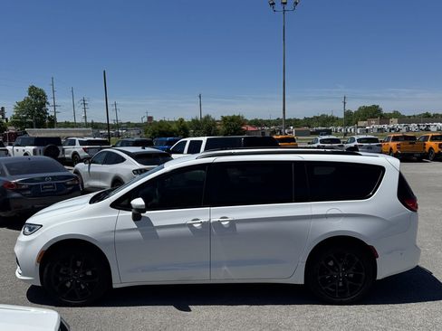 Used 2023 Chrysler Pacifica Touring-L w/ S Appearance Package AWD/4WD image 3